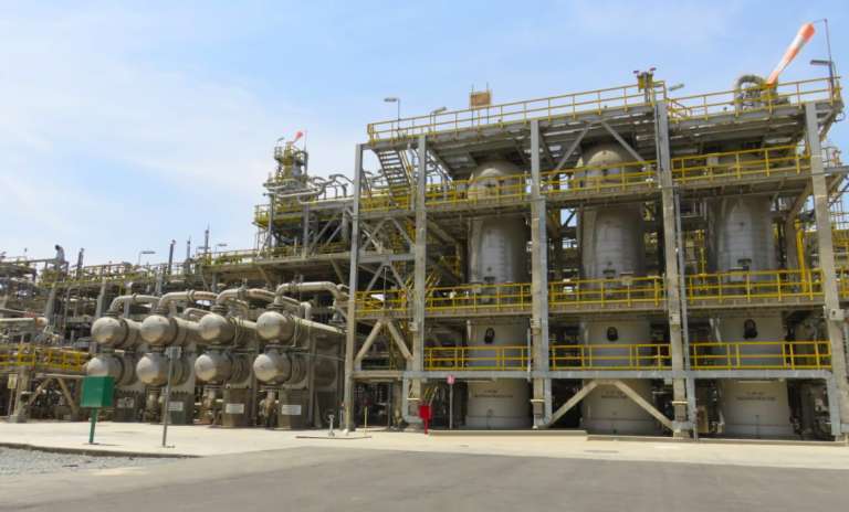 refinery-technicians-control-an-oil-leak_kuwait