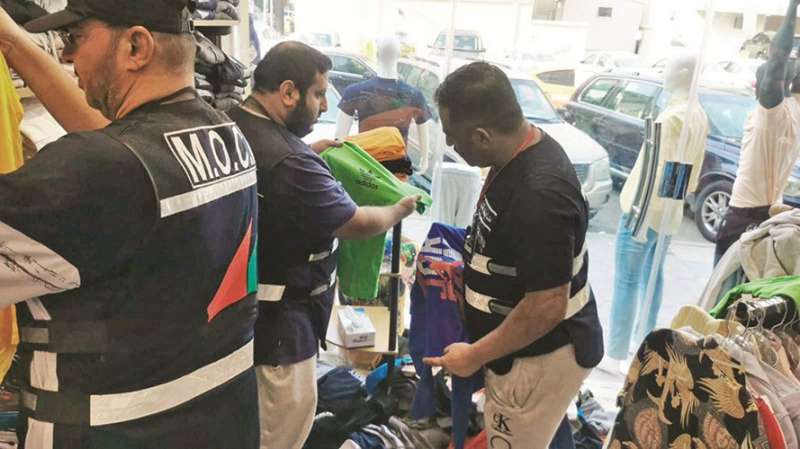 salmiya-shops-fined-for-selling-counterfeit-goods_kuwait