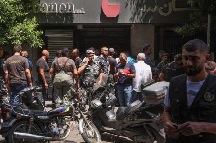 lebanon-bank-staff-held-hostage-by-armed-man_kuwait