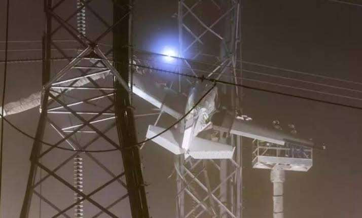an-airplane-crashes-into-highvoltage-power-lines_kuwait