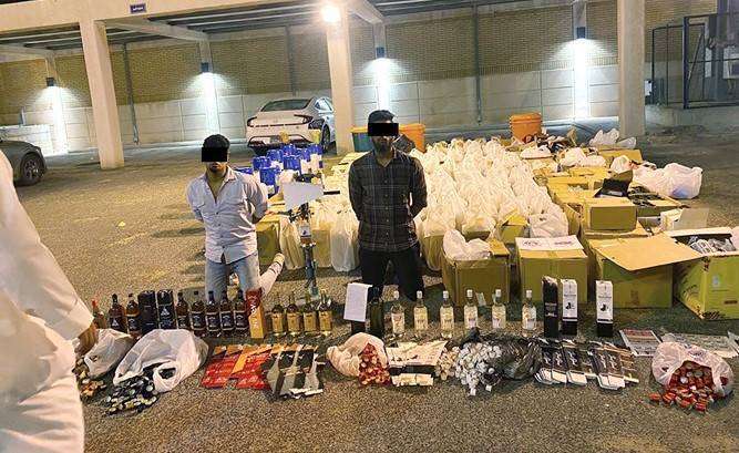 two-expats-arrested-with-1500-liquor-bottles_kuwait