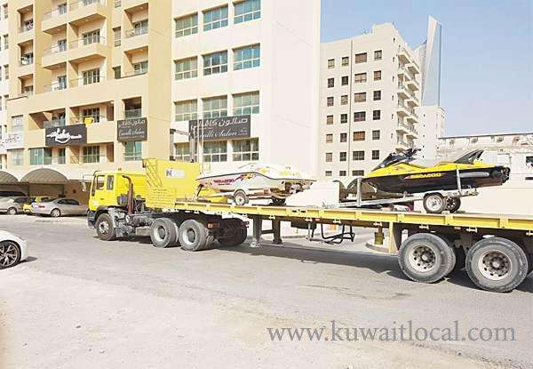 municipality-workers-removed-abandoned-vehicles-including-boats-and-jet-skis_kuwait