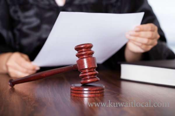 citizen-filed-a-case-against-an-unknown-individual-who-placed-an-insulting-note-on-the-front-glass-of-his-vehicle_kuwait