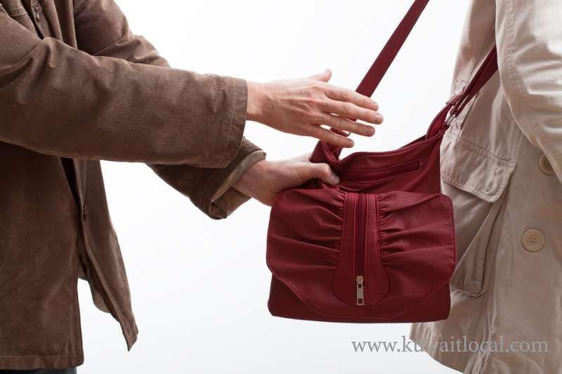 woman-filed-a-complaint-accusing-an-unidentified-person-of-stealing-her-handbag_kuwait
