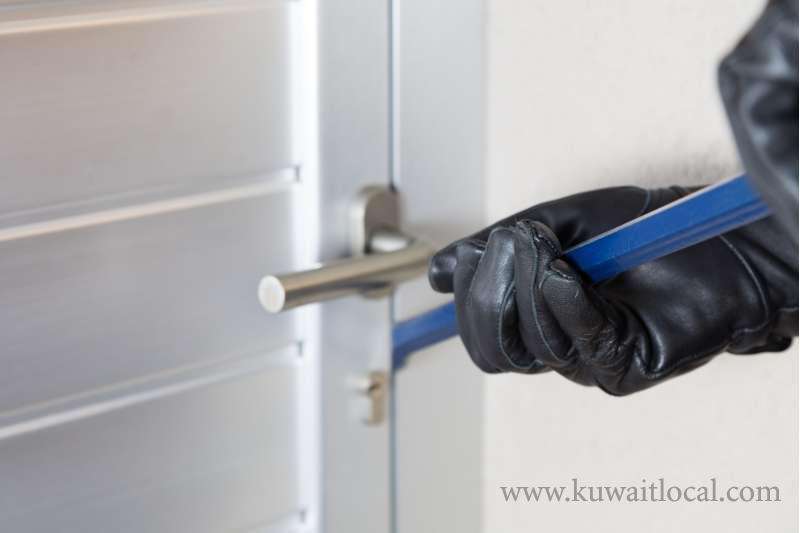asian-man-reported-that-an-unknown-person-broke-into-his-flat-and-carting-away-several-pieces-of-jewelry_kuwait