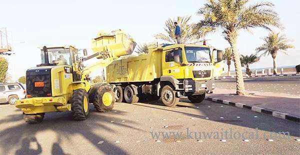 municipality-trucks-removing-waste-from-the-roads_kuwait
