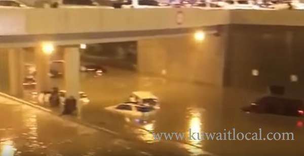 fahaheel-expressway-near-mangaf-completely-flooded_kuwait