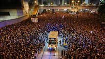 الاحتجاجات في هونغ كونغ: امتدح النشطاء لتطهيرهم من القمامة وفراق الحشود لسيارات الإسعاف