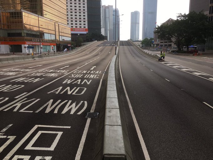 الاحتجاجات في هونغ كونغ: امتدح النشطاء لتطهيرهم من القمامة وفراق الحشود لسيارات الإسعاف