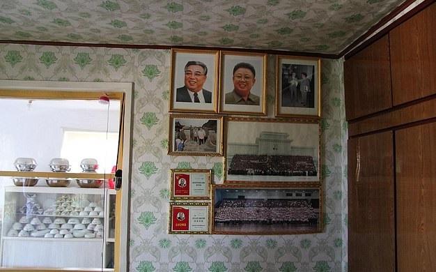أمي كوريا الشمالية تواجه السجن من خلال إنقاذ أطفالها من حريق المنزل بينما تترك صورة كيم لحرقها
