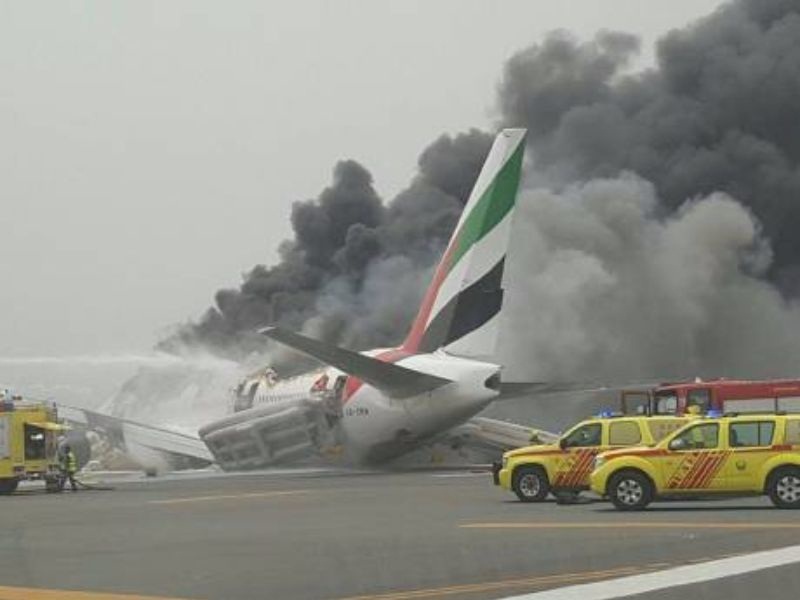 وقد قامت طائرة طيران الإمارات من ثيروفانانثابورام، إلى دبي بهبوط اضطرارى في مطار دبي الدولي