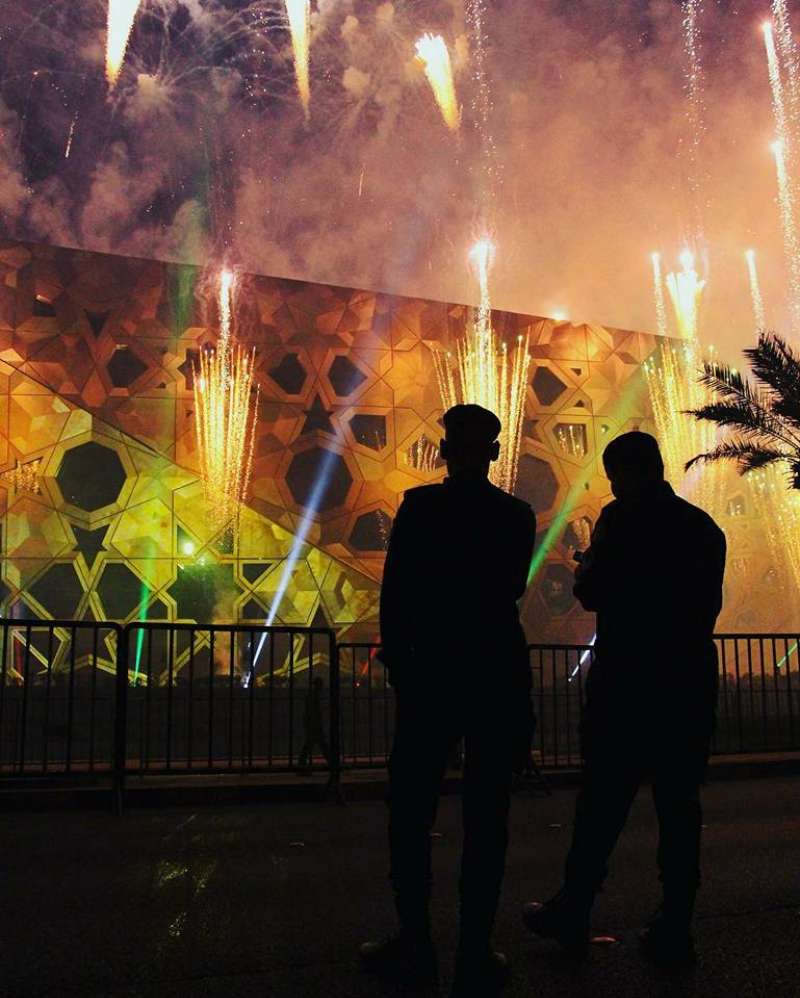 تجمع عدد كبير من المواطنين والمغتربين لمشاهدة الألعاب النارية المدهشة في مدينة الكويت