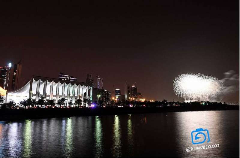تجمع عدد كبير من المواطنين والمغتربين لمشاهدة الألعاب النارية المدهشة في مدينة الكويت