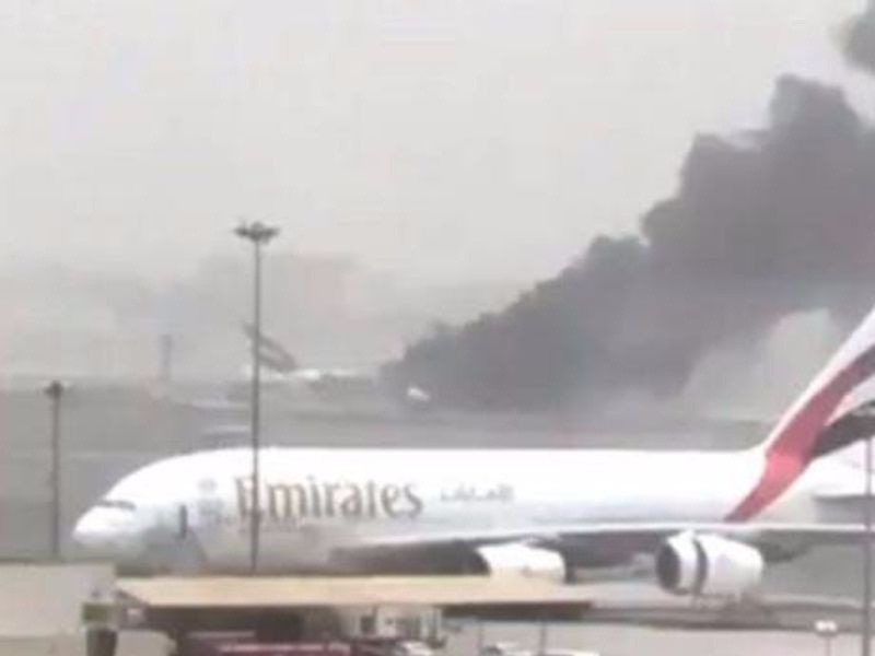 وقد قامت طائرة طيران الإمارات من ثيروفانانثابورام، إلى دبي بهبوط اضطرارى في مطار دبي الدولي